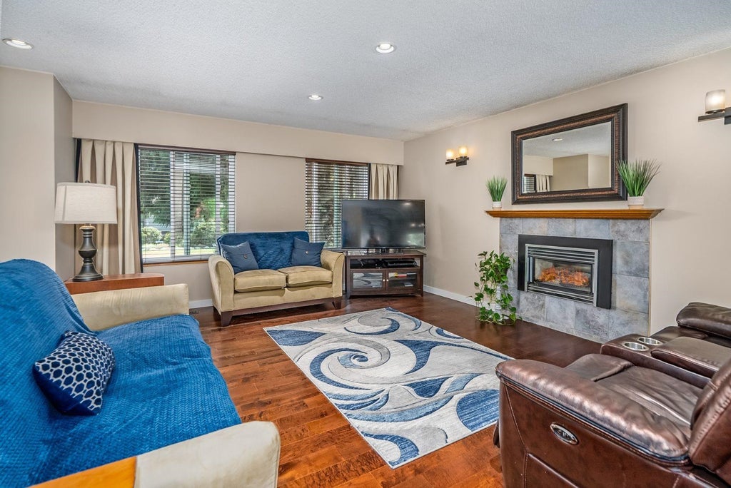 Photo of 11527 Fraserview Street, Maple Ridge, BC V2X 4Y8 (MLS # R3156514)