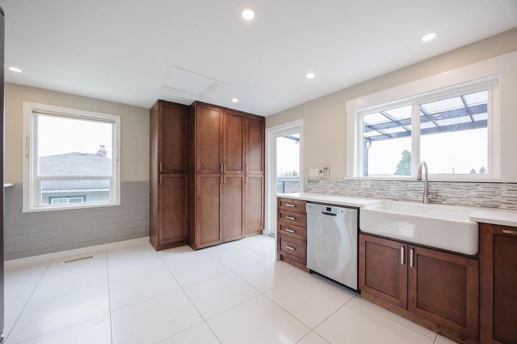 listing image 1106918061440279375