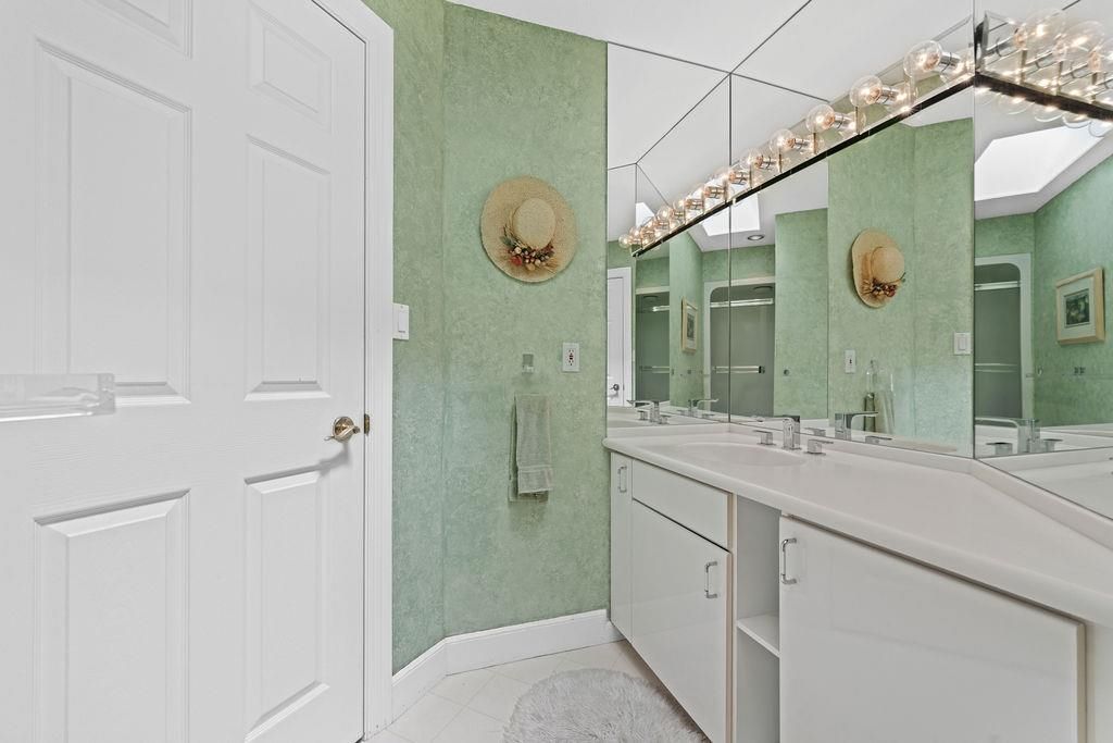 listing image 1100394566460868174