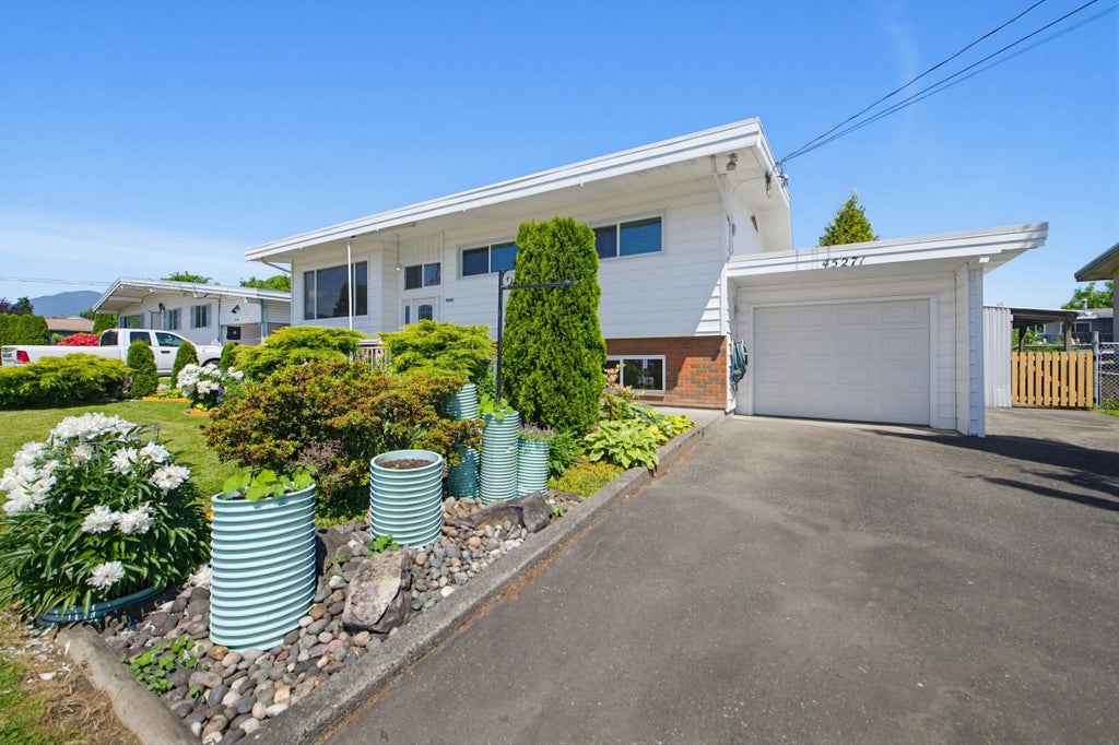 Photo of 45271 Bernard Avenue, Chilliwack, BC V2P 1H3 (MLS # R3131697)