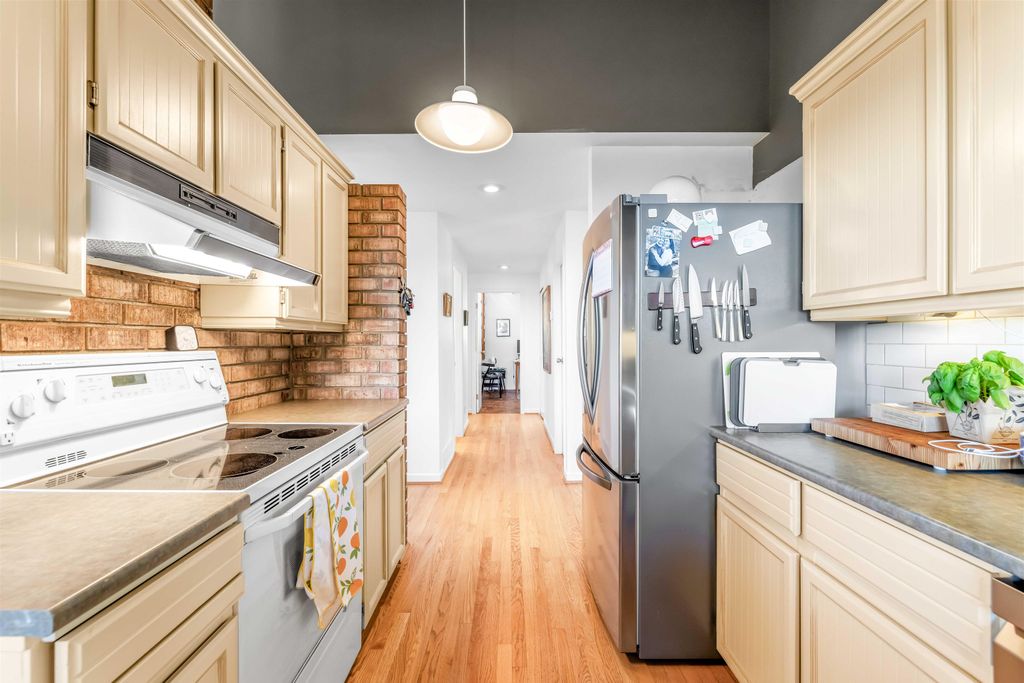 listing image 1100459383435506561