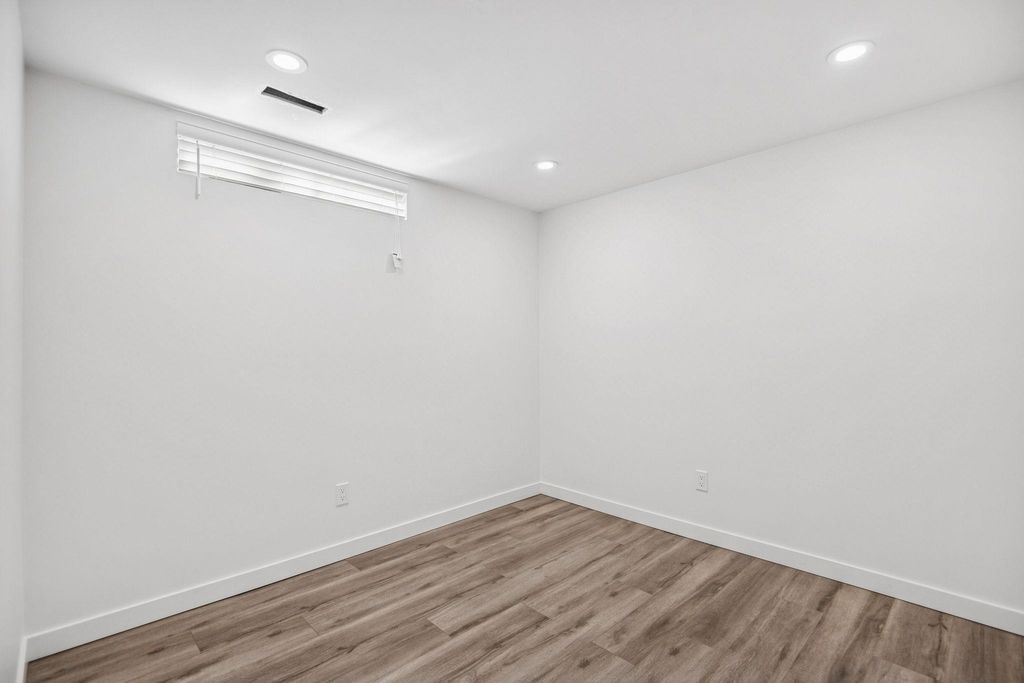 listing image 1103378649442678207