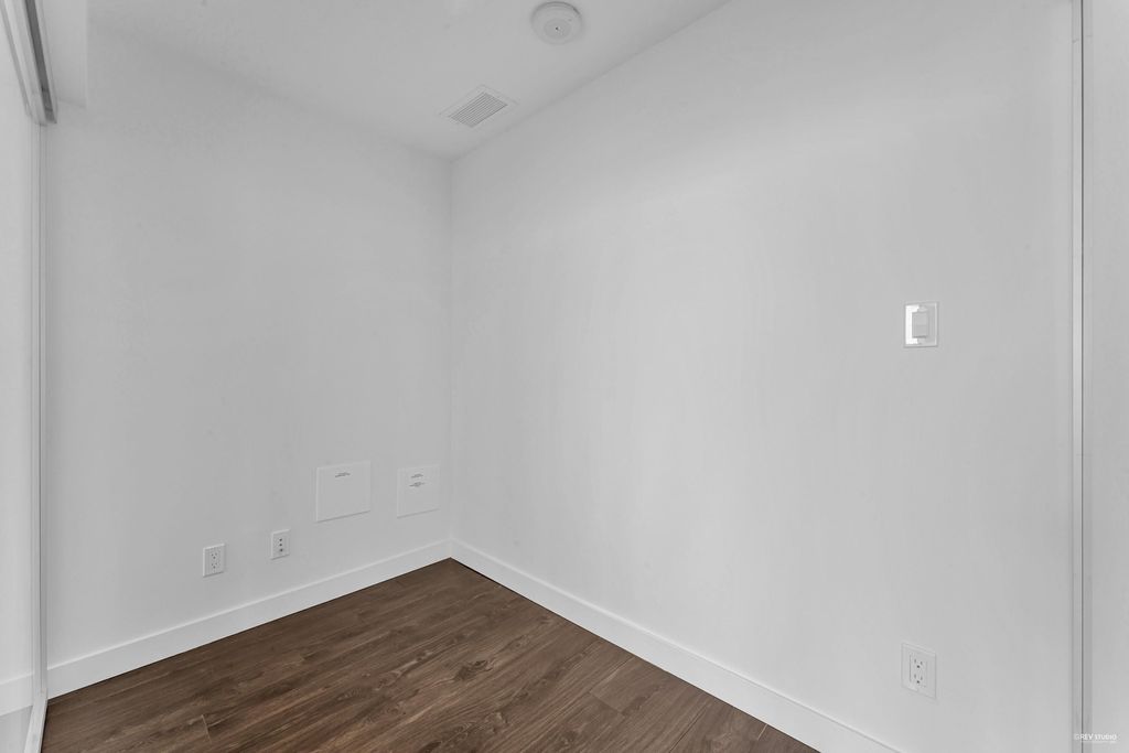 listing image 1106348679987655945