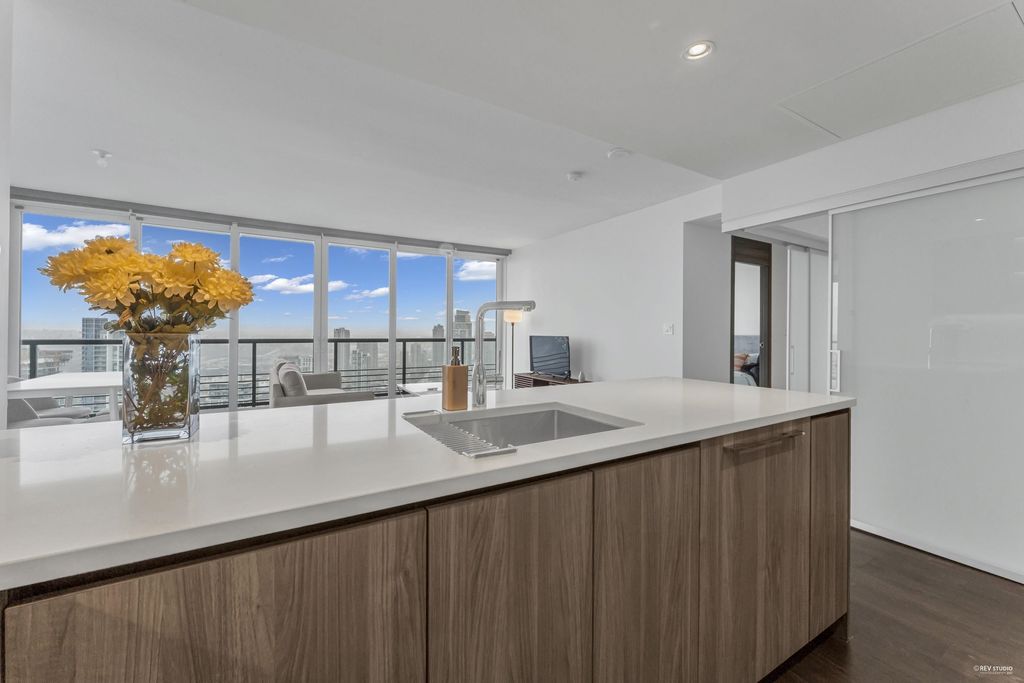 listing image 1102400516405480770
