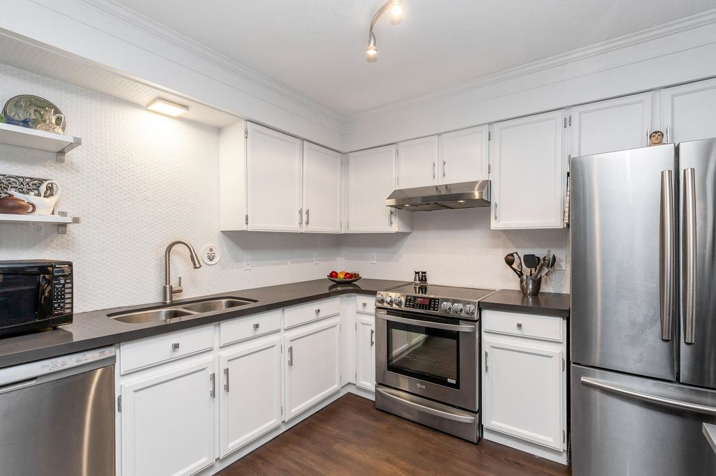 Photo of 33490 Cottage Lane #301, Abbotsford, BC V2S 6B8 (MLS # R3111462)