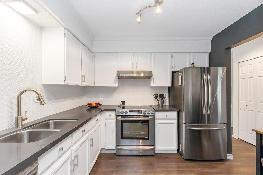 Photo of 33490 Cottage Lane #301, Abbotsford, BC V2S 6B8 (MLS # R3111462)