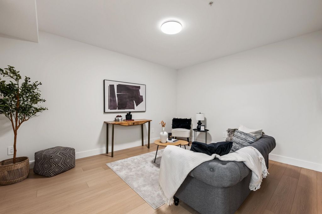 listing image 1103438555745791880