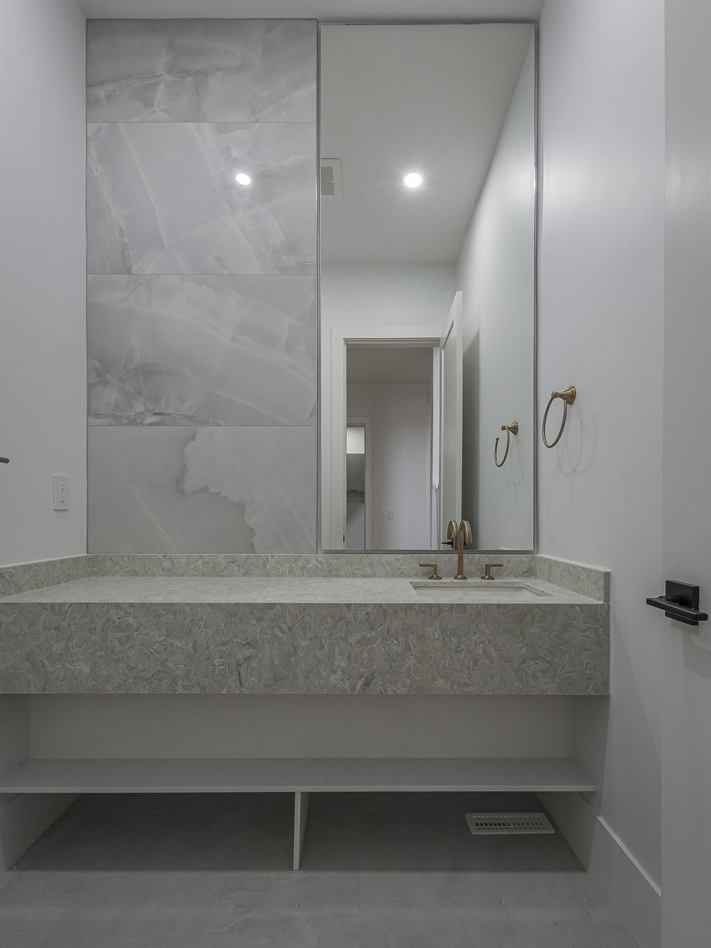 listing image 1104233977126456580