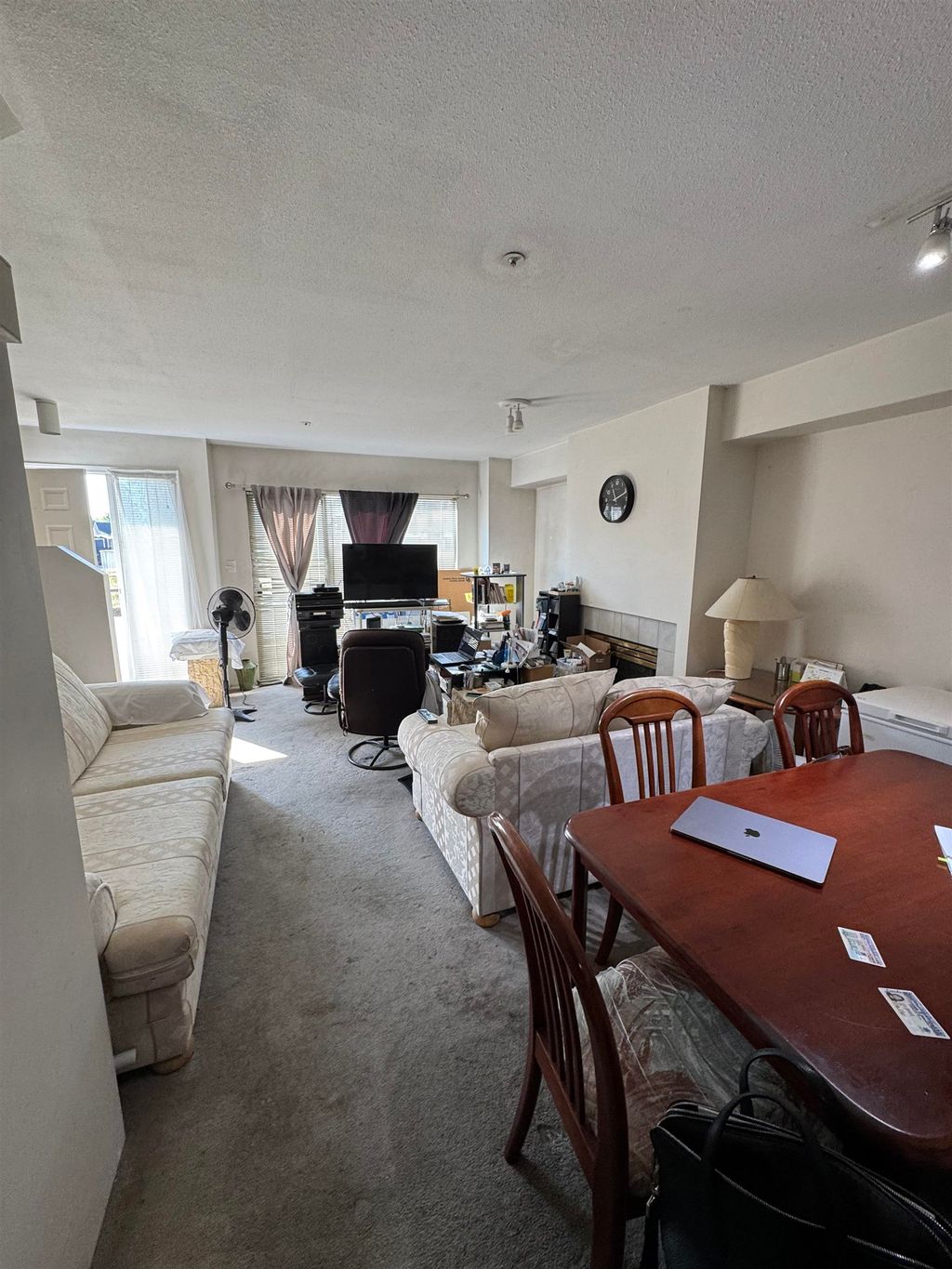 listing image 1102796941195120166