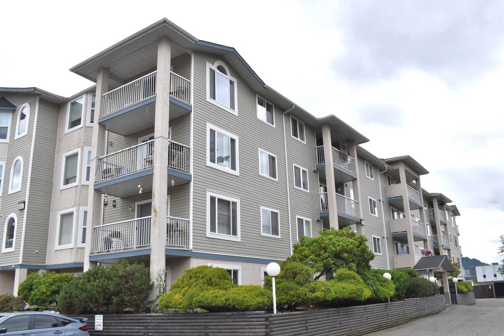 Photo of 8537 Young Road #402, Chilliwack, BC V2P 4P2 (MLS # R3135404)