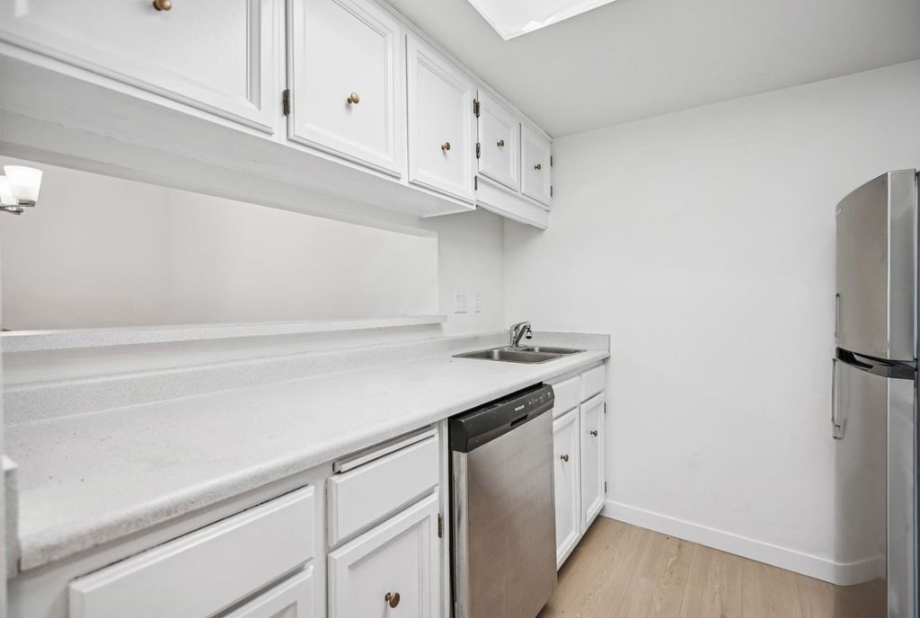 listing image 1103848897998223907