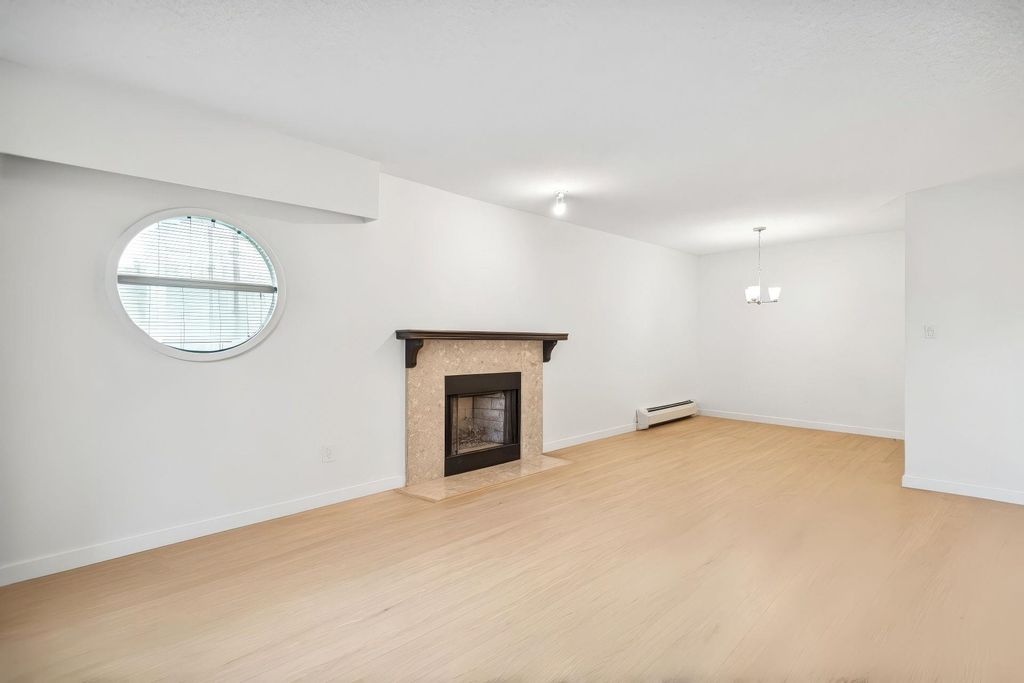 listing image 1102493443753661096