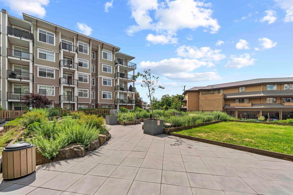 Photo of 20686 Eastleigh Crescent #305, Langley, BC V3A 0M4 (MLS # R3142159)