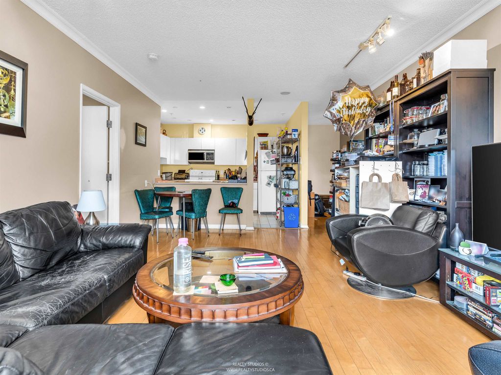 listing image 1103834357431402565