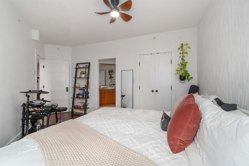 listing image 1107913061799455623