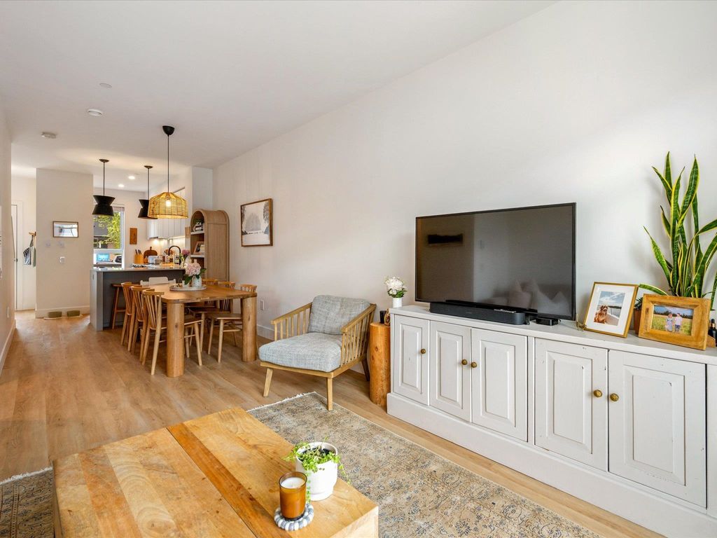 listing image 1104342056501532332