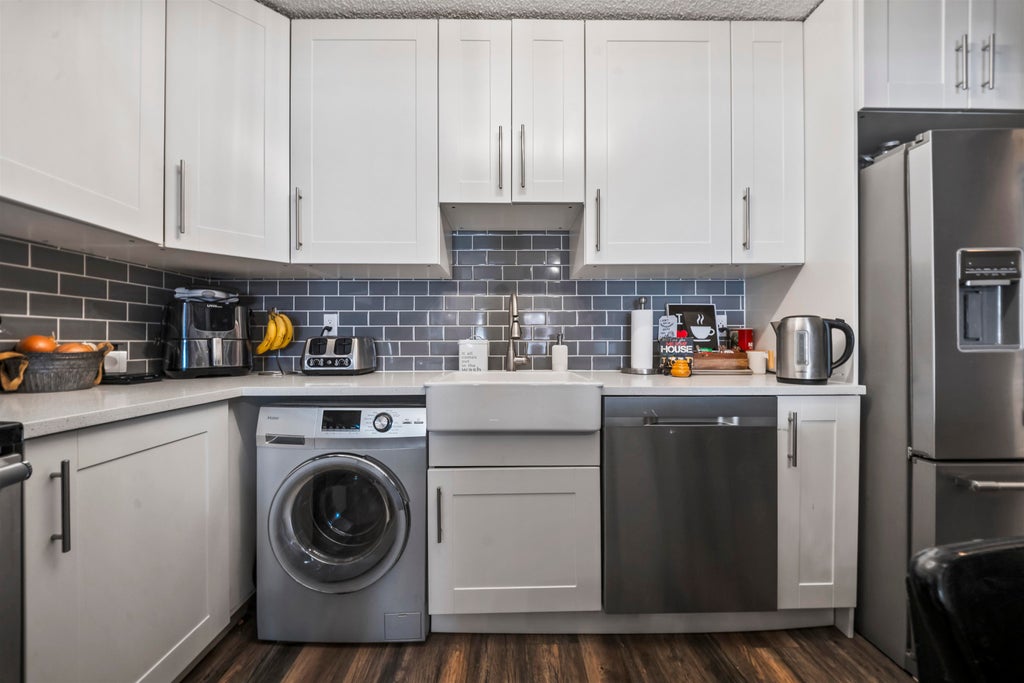 Photo of 33400 Bourquin Place #317, Abbotsford, BC V2S 5G3 (MLS # R3174447)