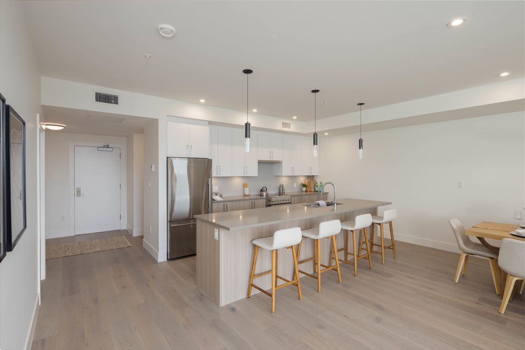 listing image 1105936362736255044