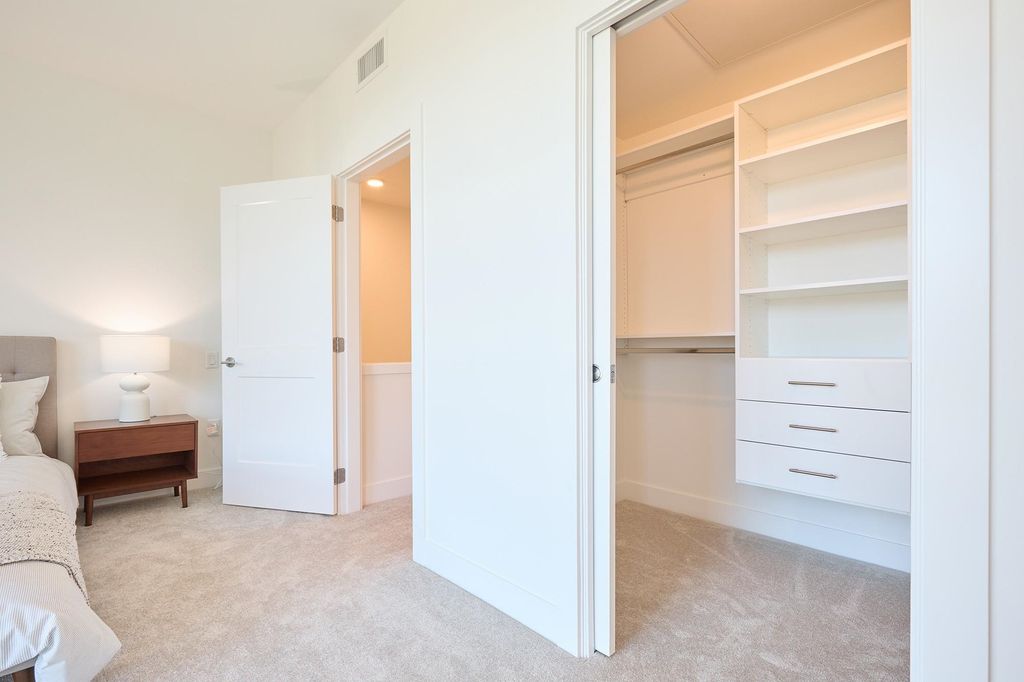 listing image 1100078607452645908