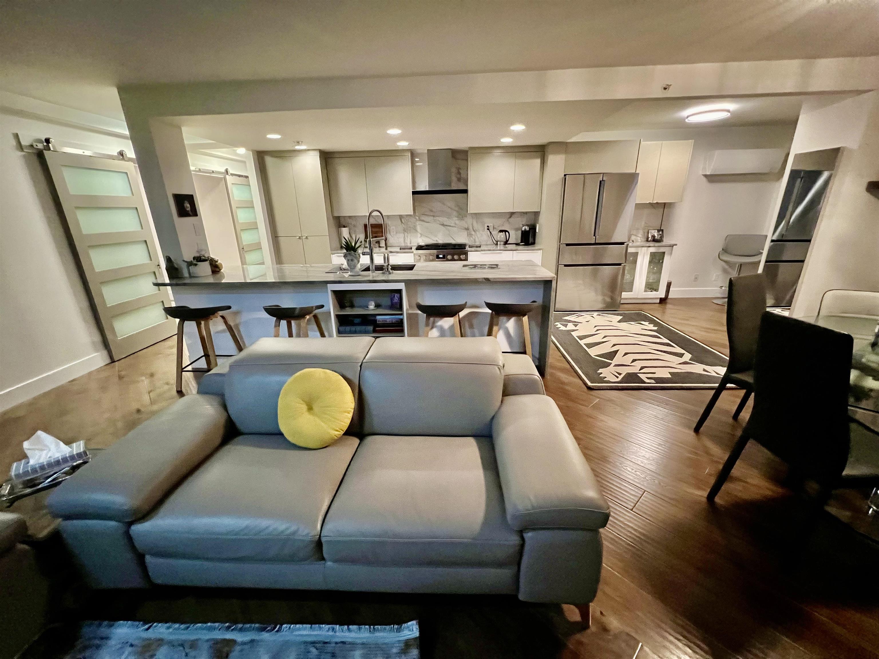 1033 Marinaside Crescent 2706