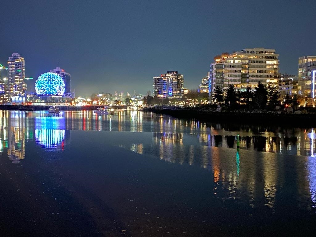 1033 Marinaside Crescent 2706