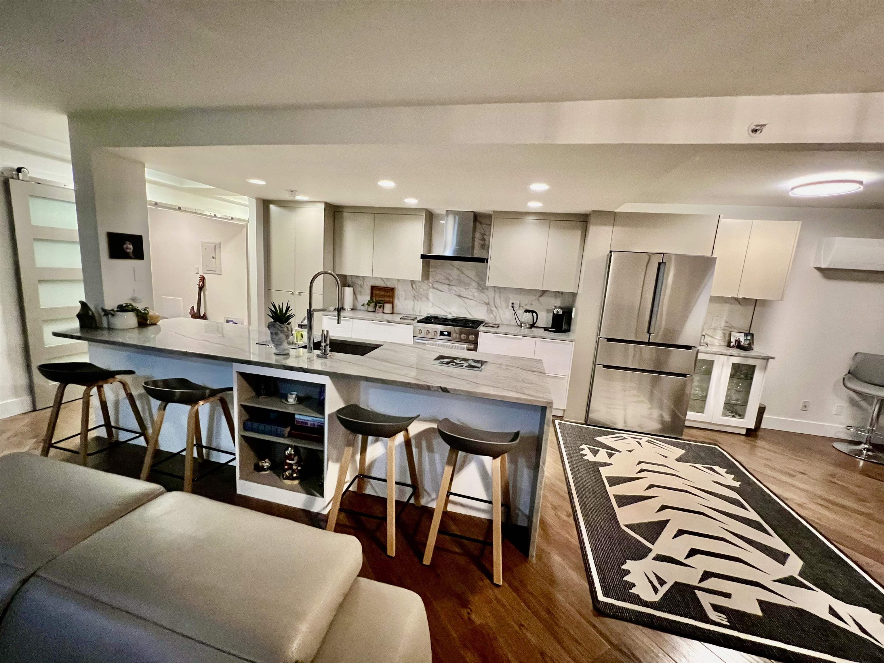 1033 Marinaside Crescent 2706