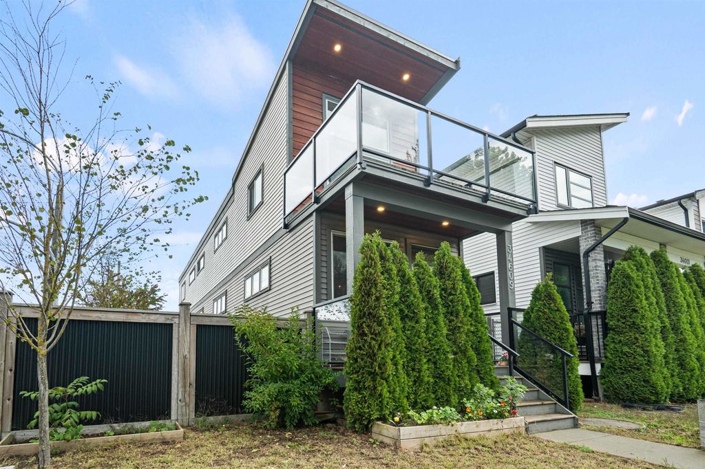 Photo of 34609 2 Avenue, Abbotsford, BC V2S 8C1 (MLS # R3110576)