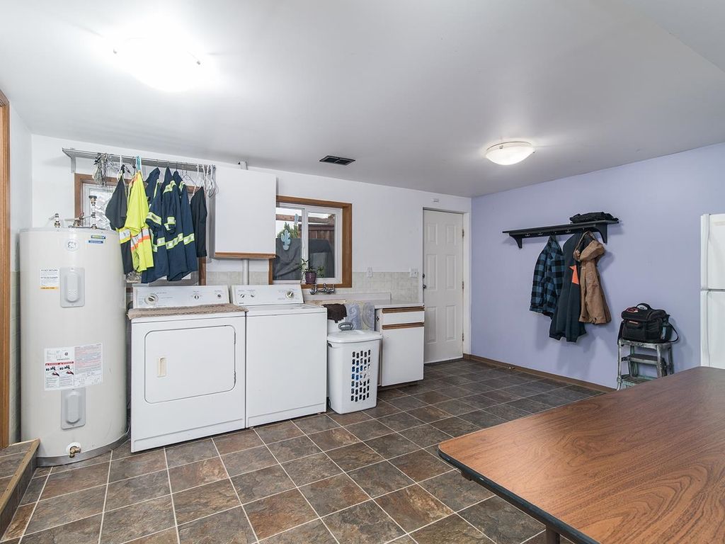 listing image 1102678411822913473
