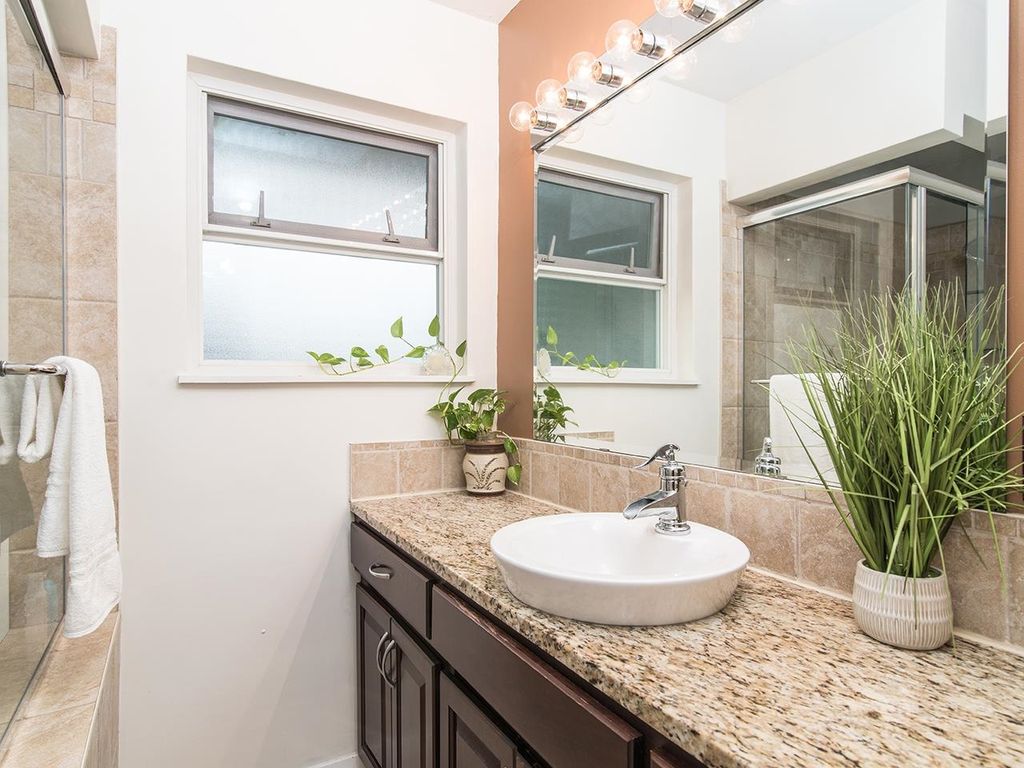 listing image 1108091602683730113