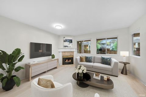 815 Tobruck Avenue 8 North Vancouver BC V7P 1V9