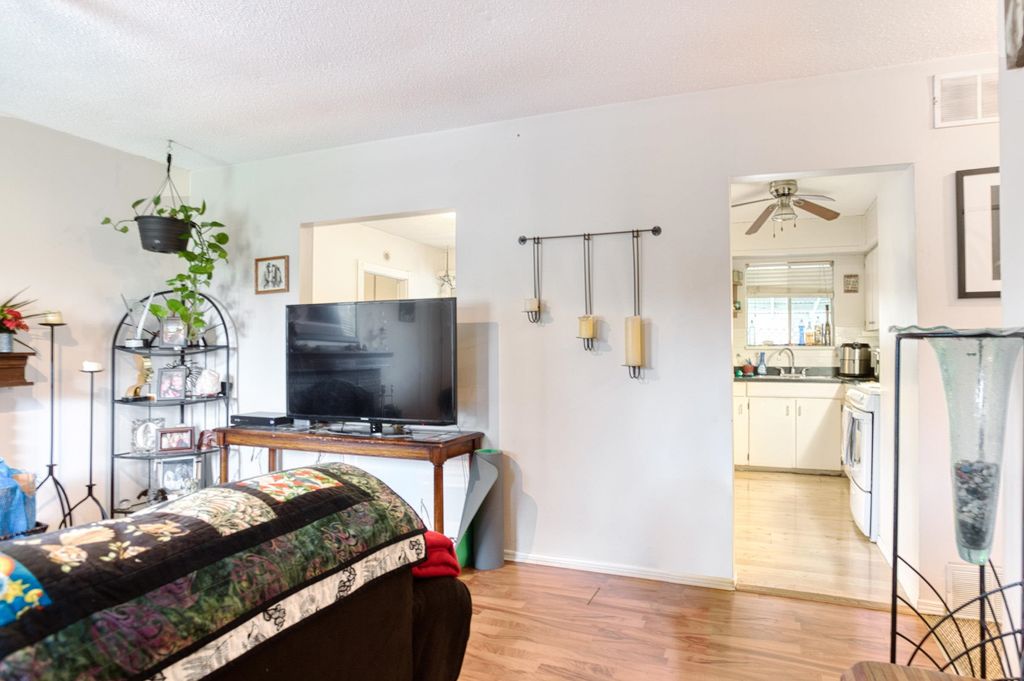 listing image 1105555347832885095