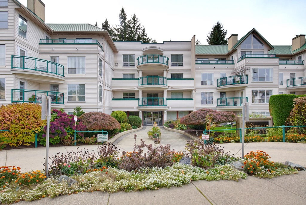 Photo of 33280 E Bourquin Crescent #208, Abbotsford, BC V2S 7K2 (MLS # R3174129)