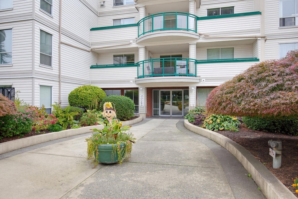 Photo of 33280 E Bourquin Crescent #208, Abbotsford, BC V2S 7K2 (MLS # R3174129)