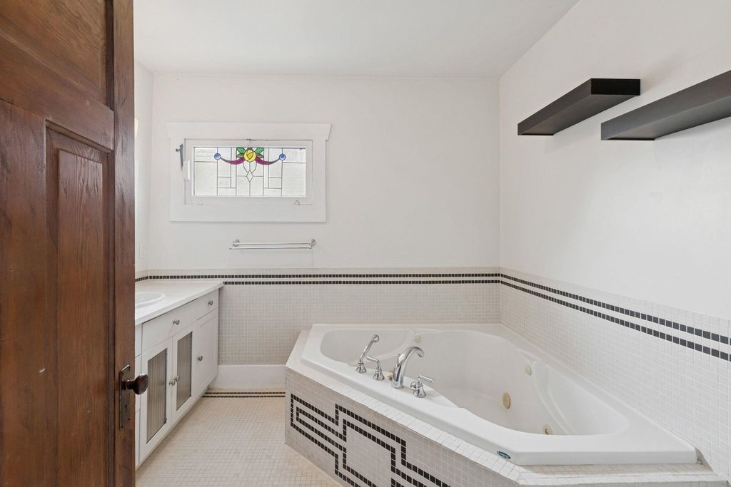 listing image 1109381962765828836