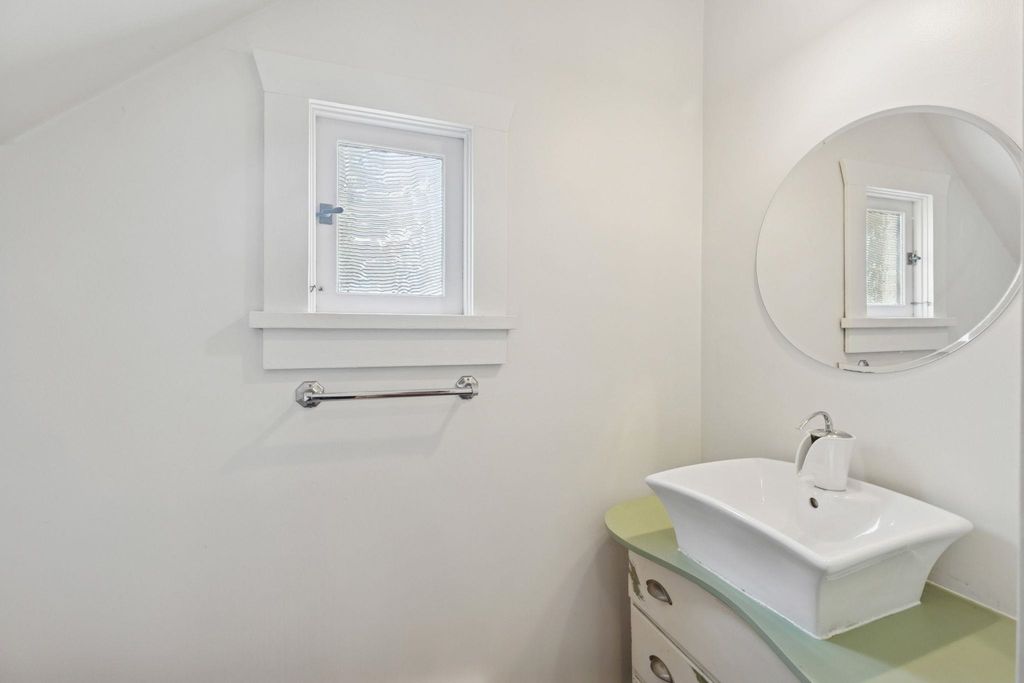 listing image 1103896813963343843