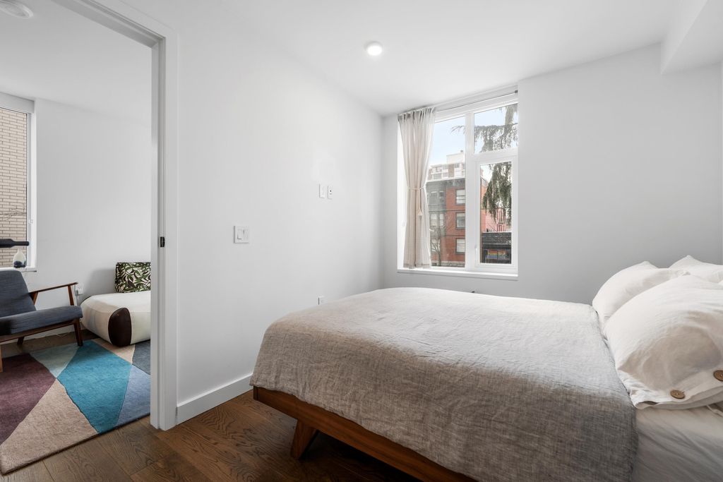 listing image 1106463081088252233