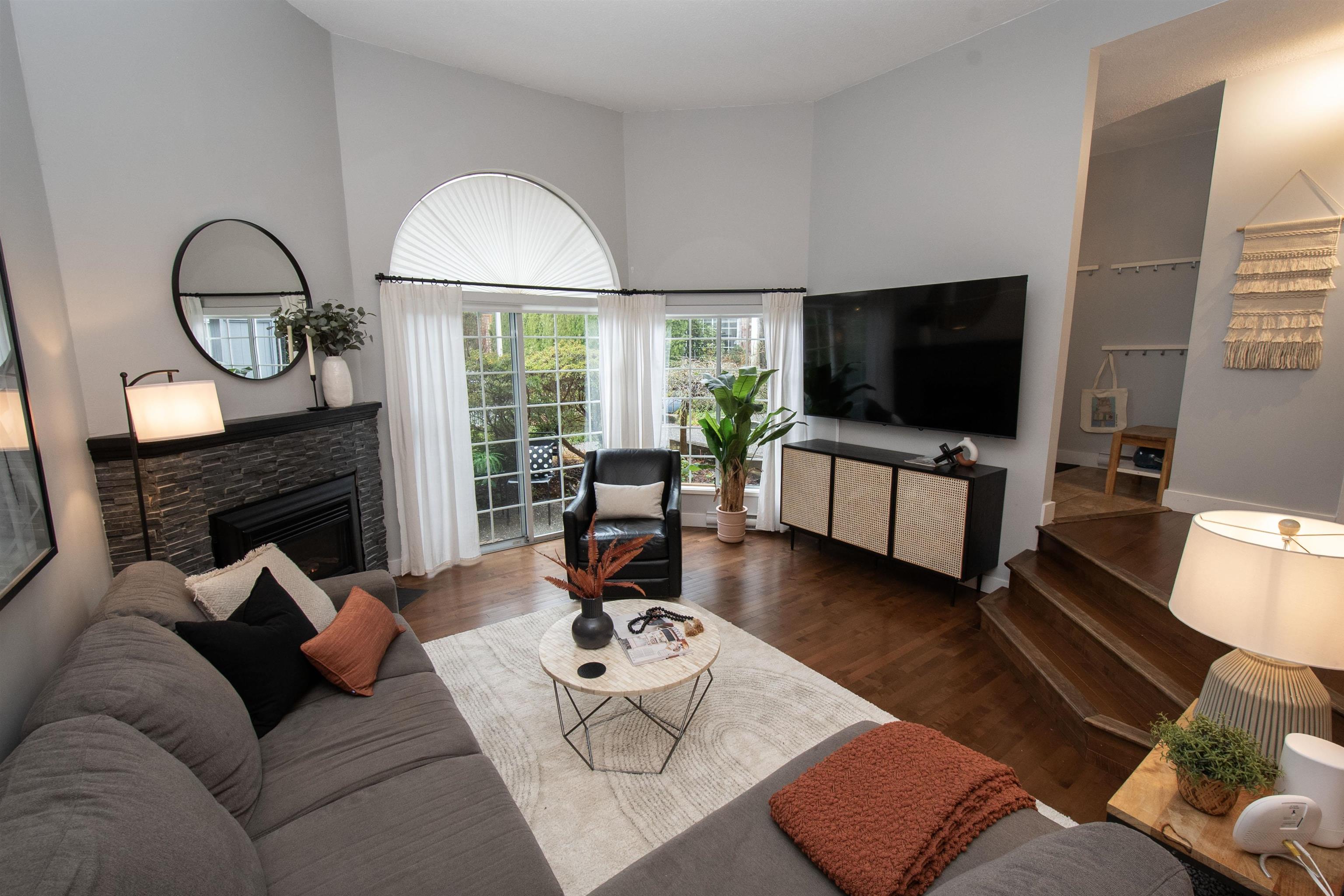 216 E 6th Street 118