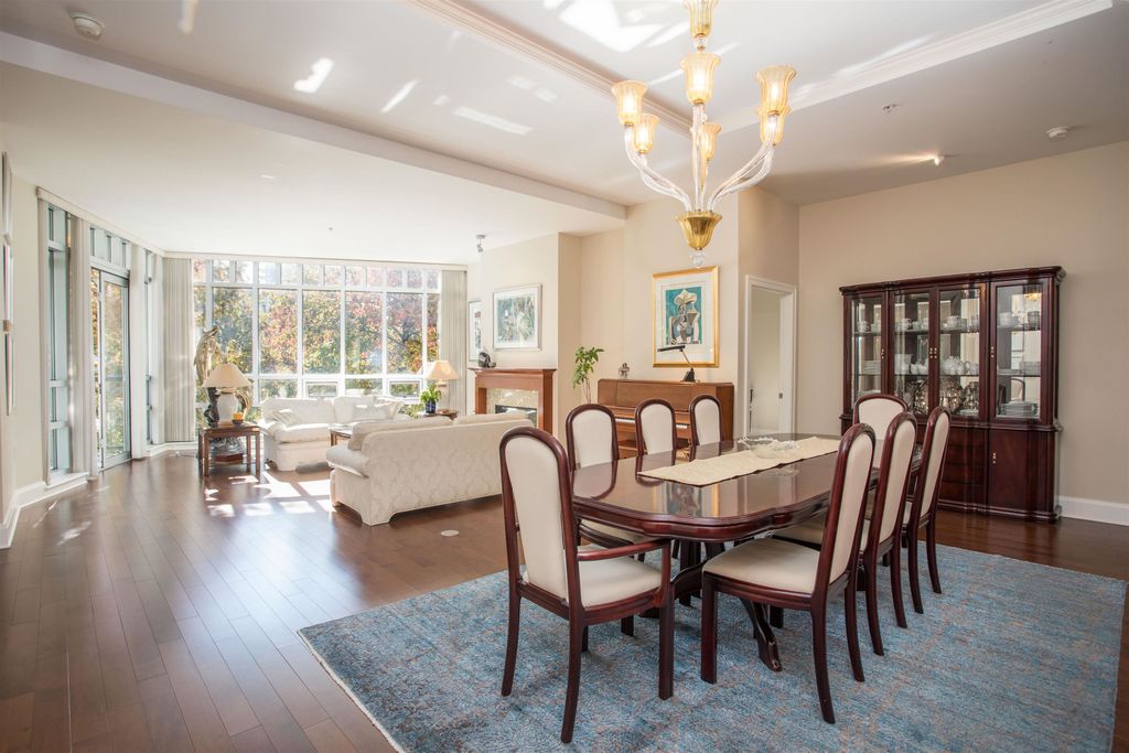 listing image 1102397275400231423