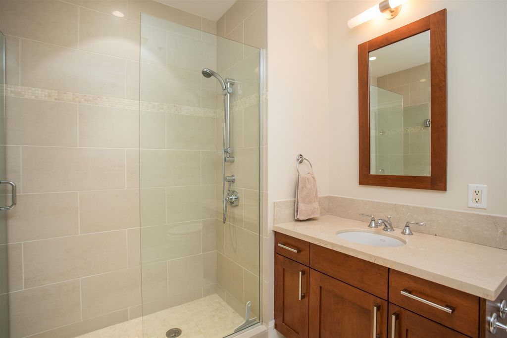 listing image 1102875585440480893