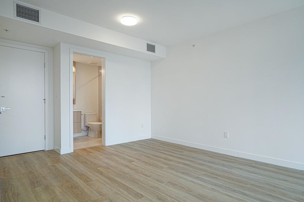 listing image 1109369327421492100