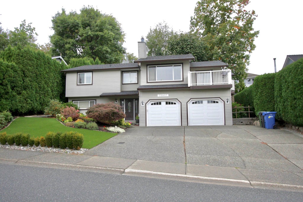 Photo of 35807 Sunridge Place, Abbotsford, BC V3G 1E5 (MLS # R3171705)