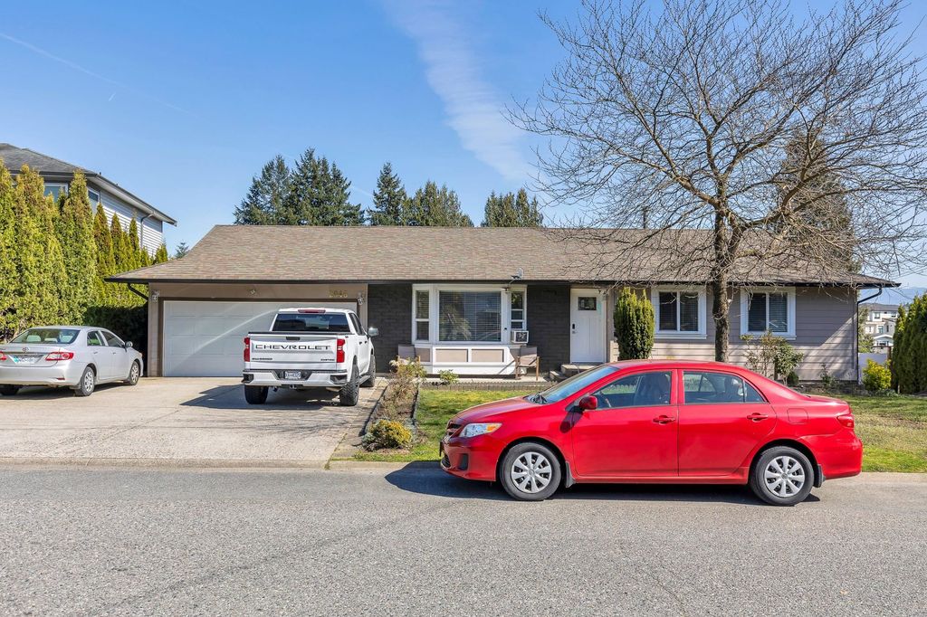 Photo of 2046 Majestic Crescent, Abbotsford, BC V2T 3G1 (MLS # R3108972)