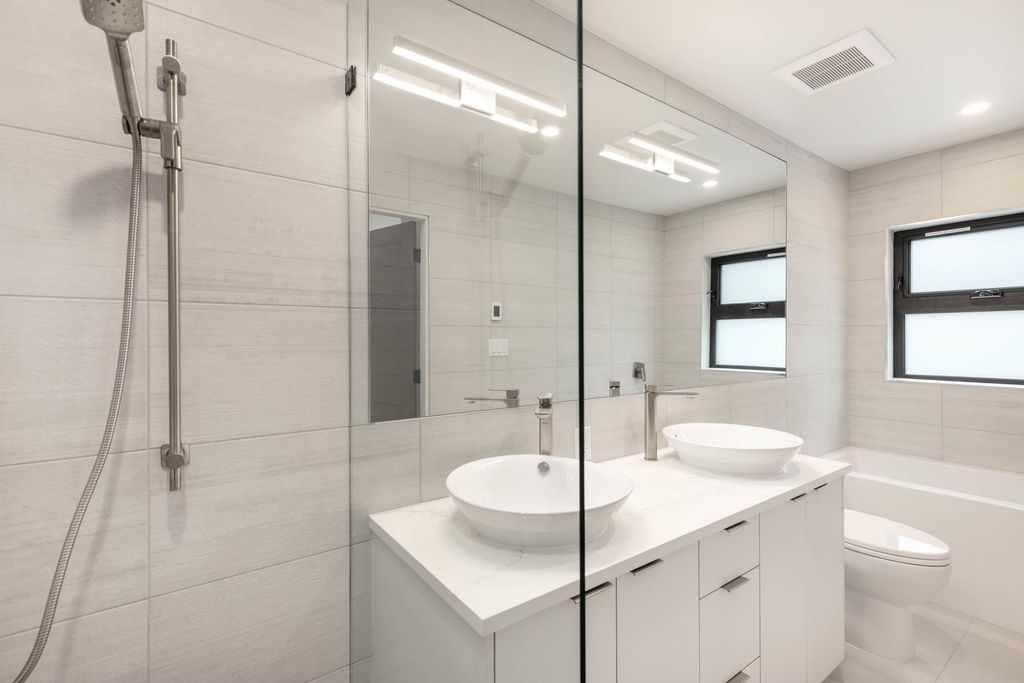 listing image 1105761243086048393