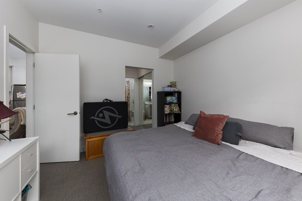 listing image 1101149239551952647