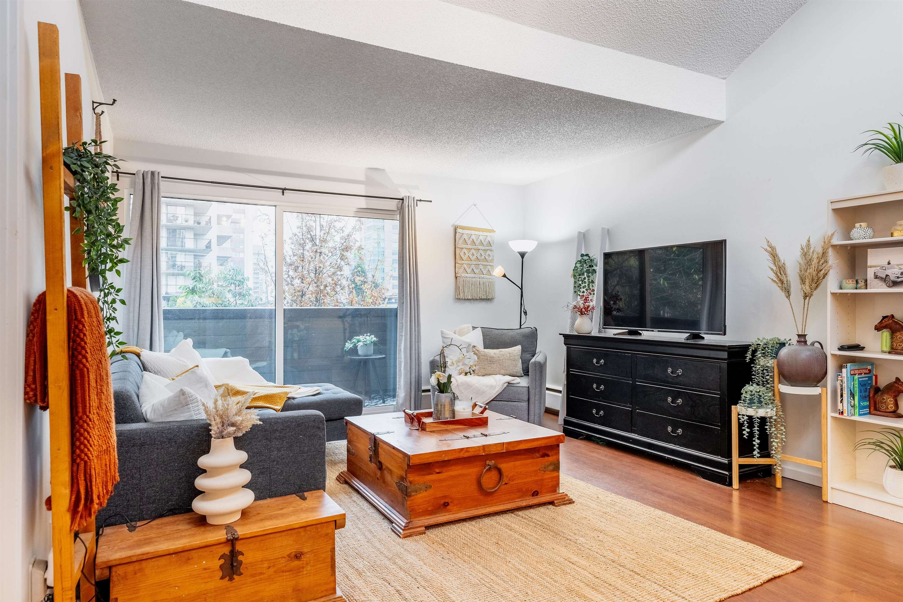 206 E 15th Street 319