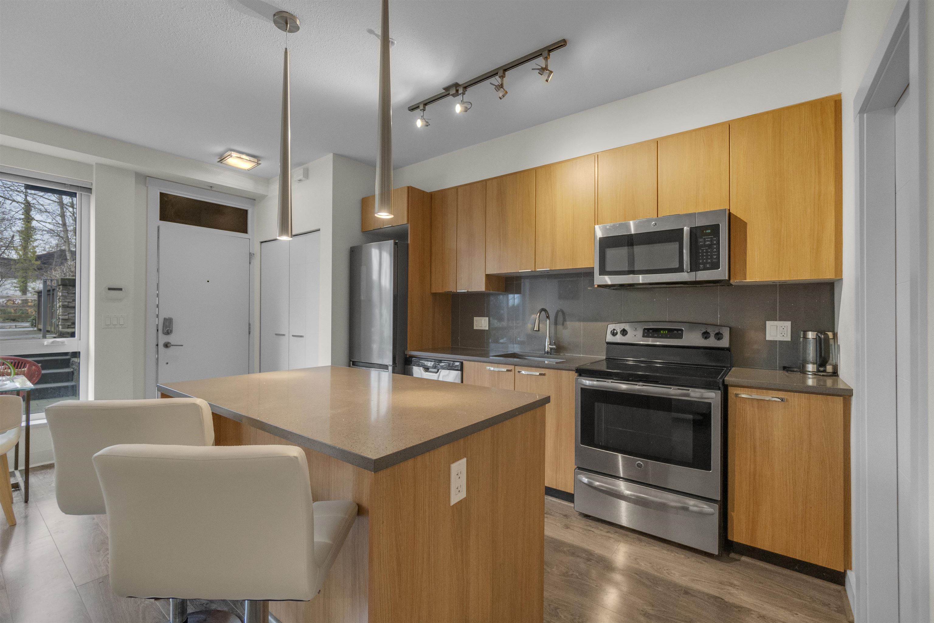 735 W 15th Street 103