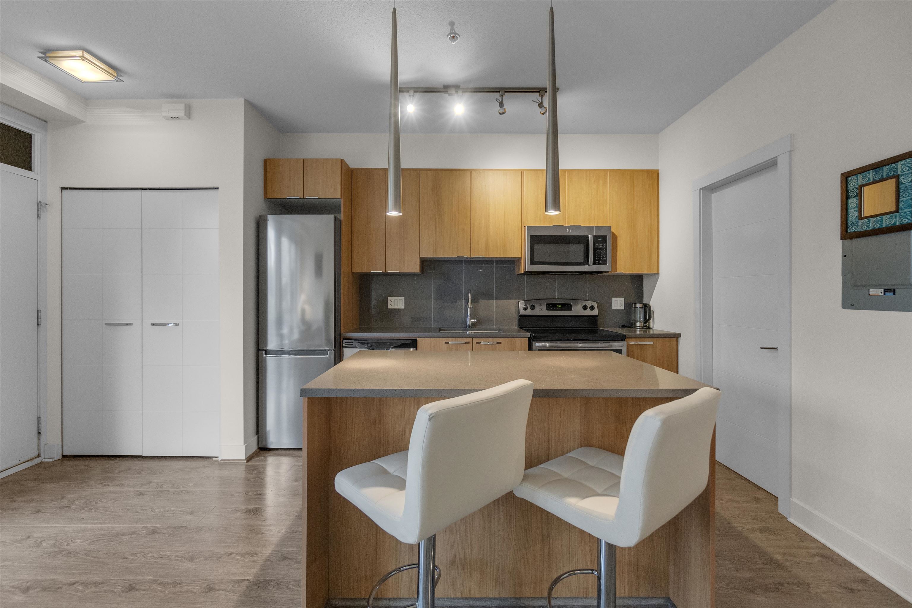 735 W 15th Street 103