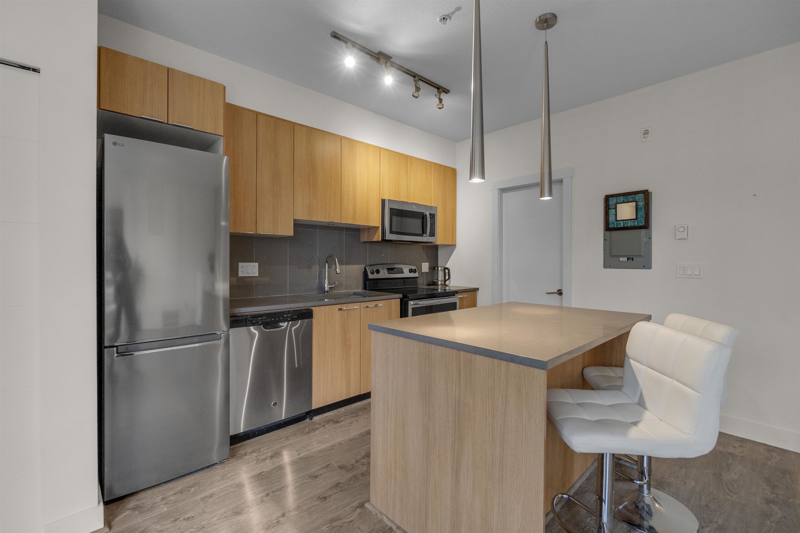 735 W 15th Street 103