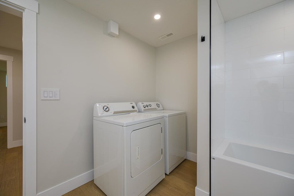 listing image 1100905558700259629