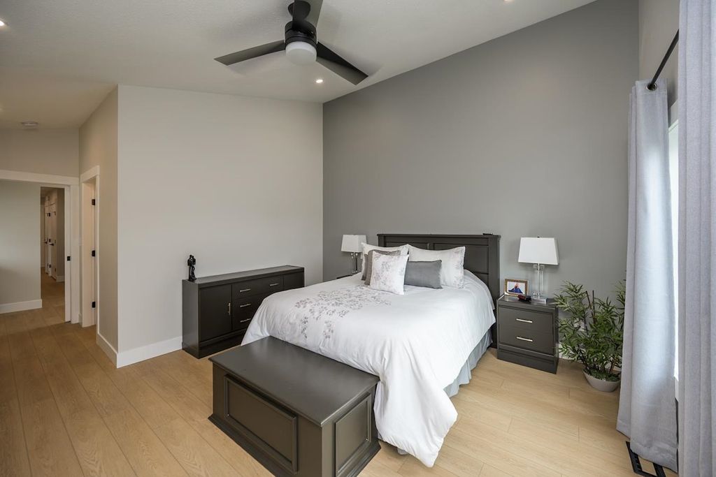 listing image 1102826879753189157